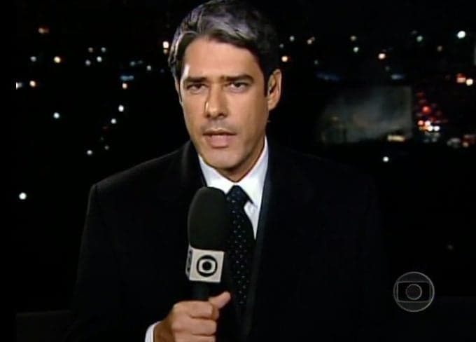 William Bonner apresenta JN em cima de prédio para cobrir acidente aeroporto de Congonhas, em 2007. Foto: Memória Globo William Bonner apresenta JN em cima de prédio para cobrir acidente aeroporto de Congonhas, em 2007. Foto: Memória Globo