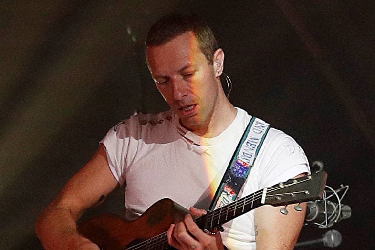 Chris Martin, vocalista do Coldplay, revela que era uma pessoa homofóbica quando jovem e afirma que tinha medo de ser gay