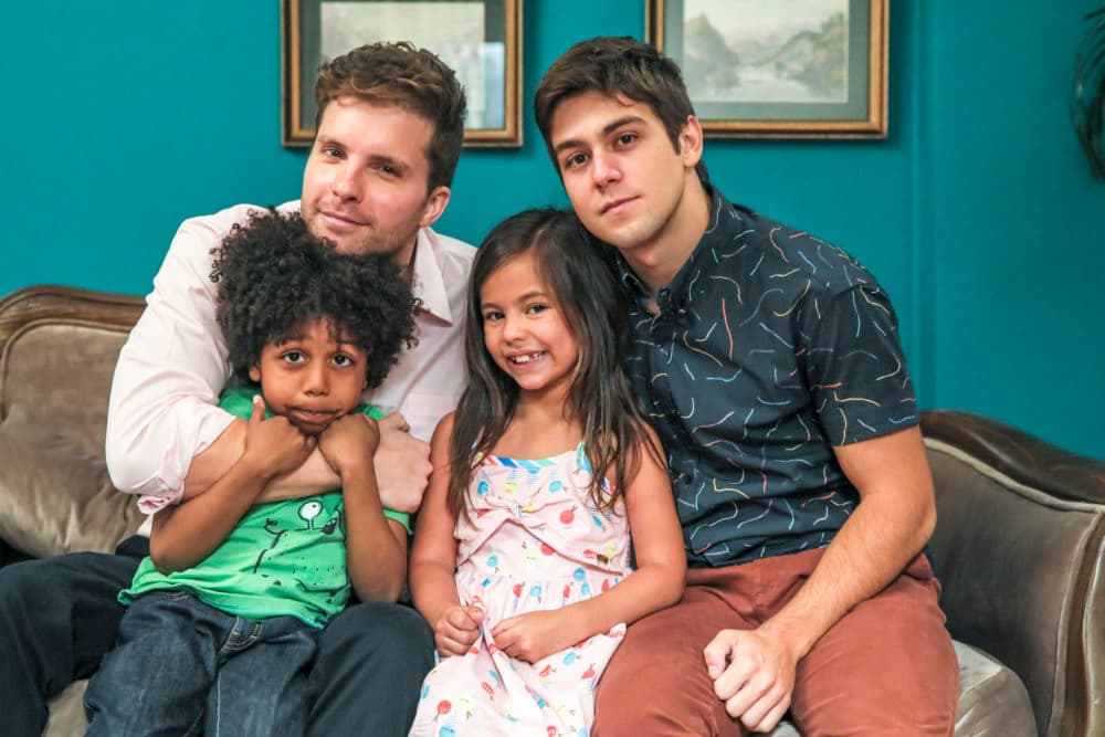 Alan (Thiago Fragoso) com os filhos Mosquito (Ygor Marçal), Tarantino (Daniel Rangel) e Queen (Alice Palmar) em Salve-se Quem Puder (Foto: Globo/Paulo Belote) Alan (Thiago Fragoso) com os filhos Mosquito (Ygor Marçal), Tarantino (Daniel Rangel) e Queen (Alice Palmar) em Salve-se Quem Puder (Foto: Globo/Paulo Belote)
