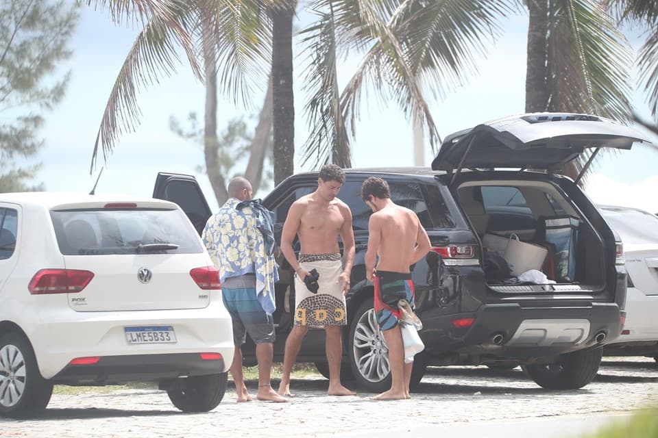 Cauã Reymond trocou de roupa em público (AgNews) Cauã Reymond trocou de roupa em público (AgNews)