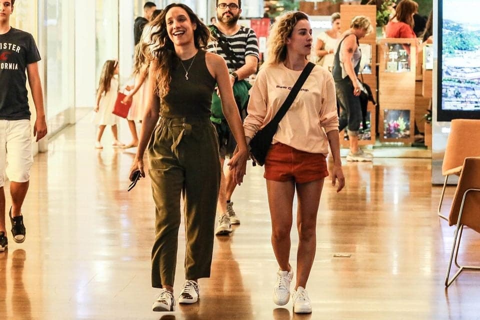 Maria Maya e Laryssa Ayres durante passeio no shopping (Foto: AgNews) Maria Maya e Laryssa Ayres durante passeio no shopping (Foto: AgNews)
