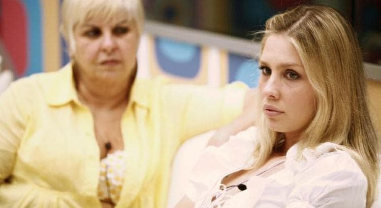 Ana Carolina Madeira e Vovó Naiá do BBB 9 juntas. As duas eram uma espécie de avó e netinha da edição (Foto (Reprodução: TV Globo) Ana Carolina Madeira e Vovó Naiá do BBB 9 juntas. As duas eram uma espécie de avó e netinha da edição (Foto (Reprodução: TV Globo)