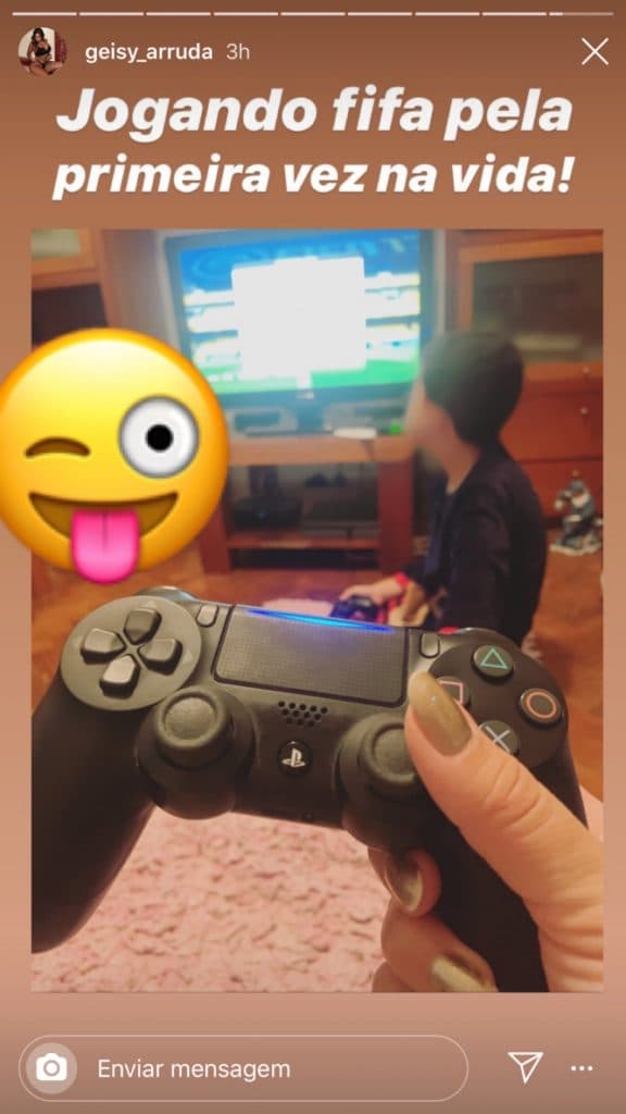 Geisy Arruda mostra aos fãs primeira vez jogando FIFA. Foto: Reprodução Geisy Arruda mostra aos fãs primeira vez jogando FIFA. Foto: Reprodução