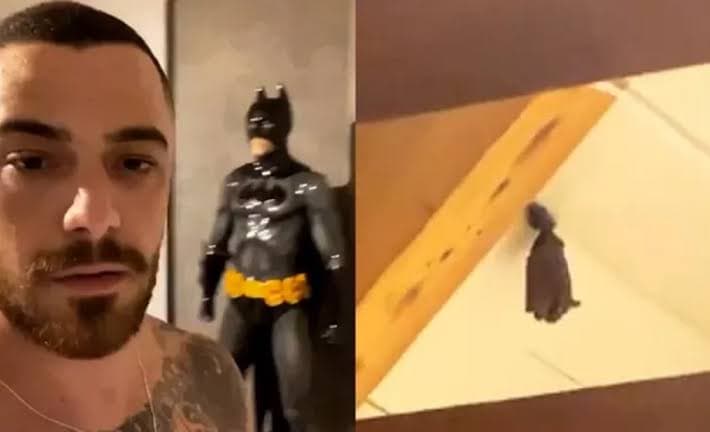 Felipe Tito exibindo o morcego em sua casa (Imagem: Reprodução) Felipe Tito exibindo o morcego em sua casa (Imagem: Reprodução)
