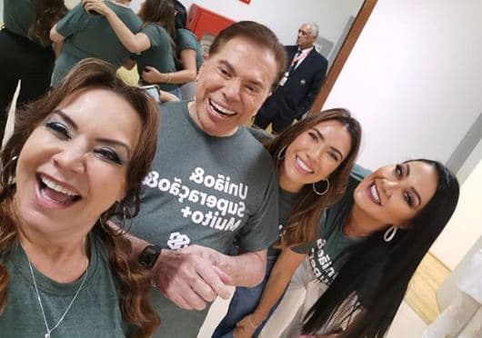 A famosa apresentadora, Flor Fernandez encheu o seu feed de alegria ao compartilhar diversos cliques com Silvio Santos do SBT, a contratada Helen Ganzarolli e Patrícia Abravanel (Foto: Reprodução/Instagram) A famosa apresentadora, Flor Fernandez encheu o seu feed de alegria ao compartilhar diversos cliques com Silvio Santos do SBT, a contratada Helen Ganzarolli e Patrícia Abravanel (Foto: Reprodução/Instagram)