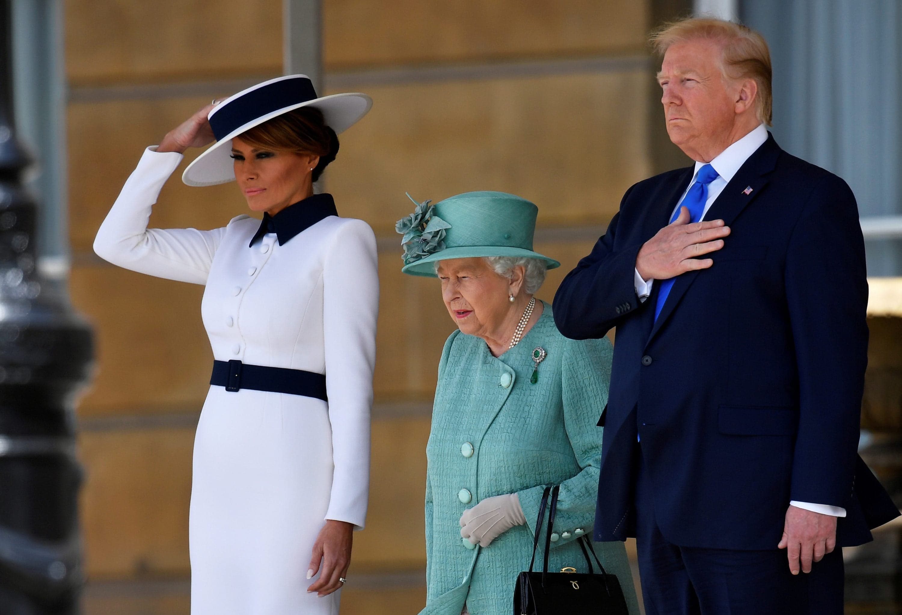 Melania, filha de Elizabeth II, se recusa à cumprimentar Donald Trump em visita dele ao palácio (Foto: Reprodução) Melania, filha de Elizabeth II, se recusa à cumprimentar Donald Trump em visita dele ao palácio (Foto: Reprodução)