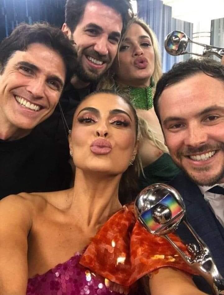 Glamour Garcia foi traída pela roupa em foto publicada por Juliana Paes nos stories da atriz durante a premiação do Melhores do Ano do Faustão da Globo (Foto reprodução) Glamour Garcia foi traída pela roupa em foto publicada por Juliana Paes nos stories da atriz durante a premiação do Melhores do Ano do Faustão da Globo (Foto reprodução)