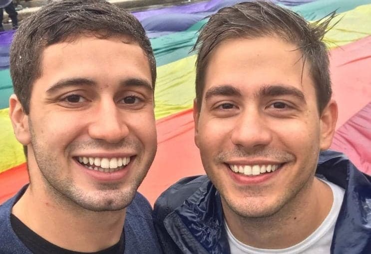 Jornalistas gays da Globo surgem com homens musculosos quase sem roupa e geram comentários