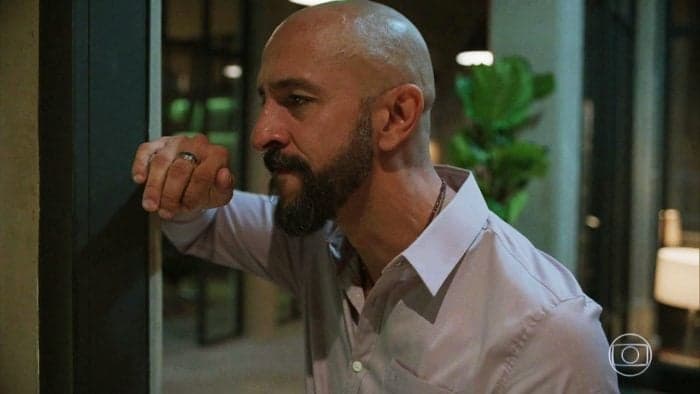 Álvaro (Iranhdir Santos) furioso em cena da novela das nove Amor de Mãe (Foto: Reprodução/TV Globo) Álvaro (Iranhdir Santos) furioso em cena da novela das nove Amor de Mãe (Foto: Reprodução/TV Globo)