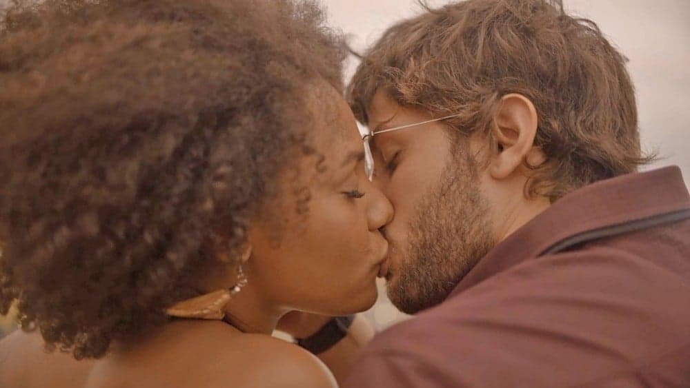 Danilo (Chay Suede) e Camila (Jéssica Ellen) finalmente ficam juntos em 'Amor de Mãe' — Foto: Reprodução/TV Globo Danilo (Chay Suede) e Camila (Jéssica Ellen) finalmente ficam juntos em 'Amor de Mãe' — Foto: Reprodução/TV Globo