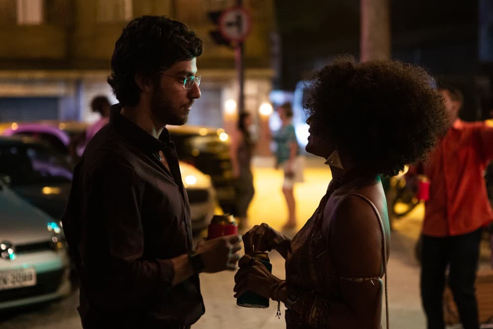 Danilo (Chay Suede) e Camila (Jéssica Ellen) vão trocar beijos quentes em 'Amor de Mãe' na Globo — Foto: Artur Meninea/Gshow Danilo (Chay Suede) e Camila (Jéssica Ellen) vão trocar beijos quentes em 'Amor de Mãe' na Globo — Foto: Artur Meninea/Gshow