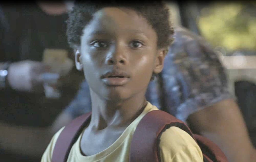 Tiago, personagem da novela Amor de Mãe, de camisa amarela e mochila vermelha no meio da noite Tiago, personagem da novela Amor de Mãe, de camisa amarela e mochila vermelha no meio da noite