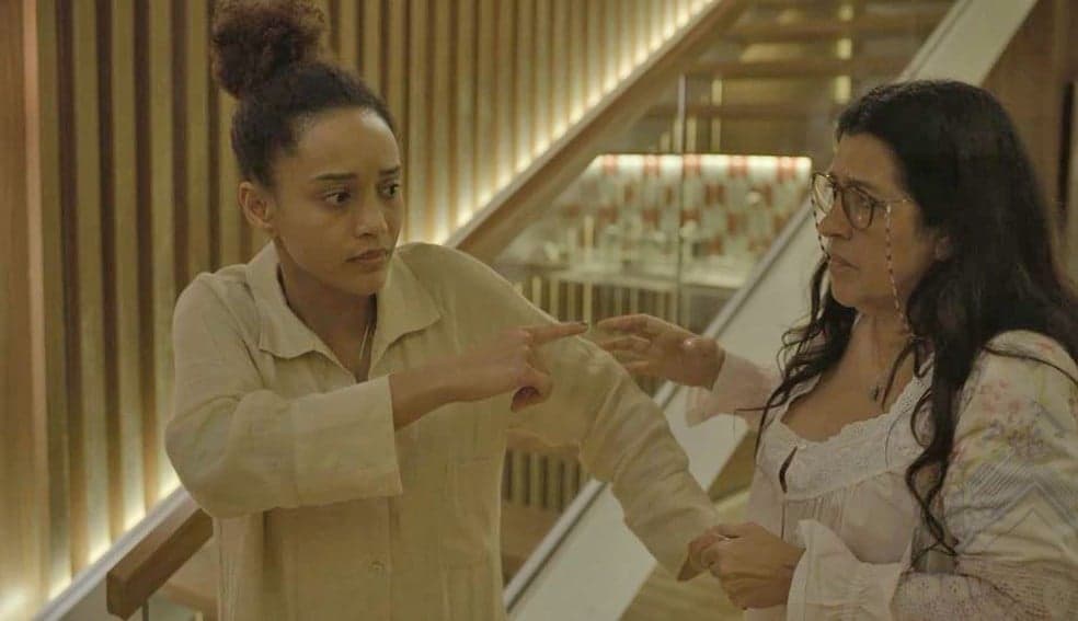 Vitória e Lurdes em cena da novela das 21h, Amor de Mãe (Foto: Reprodução) Vitória e Lurdes em cena da novela das 21h, Amor de Mãe (Foto: Reprodução)