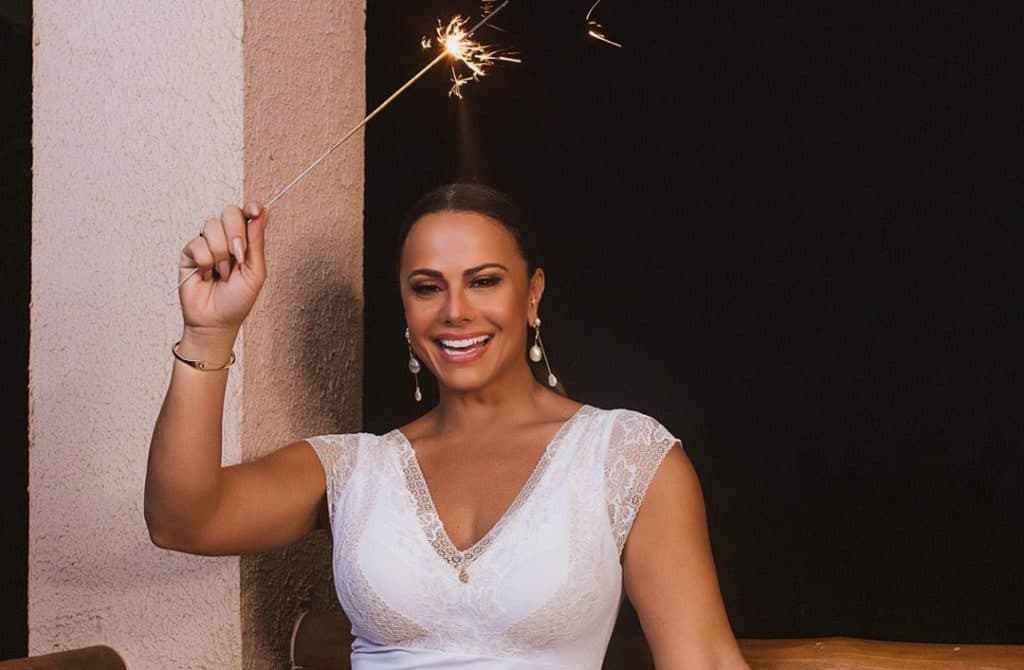 Viviane Araújo, após expor gravidez aos 44 anos, surge em foto mostrando a barriga e chama atenção