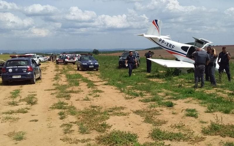 Polícia faz operação em jatinho particular de cantor famoso e drogas e armas são encontrados