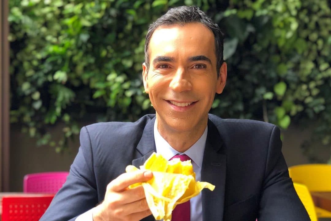 O famoso apresentador do SPTV, da Globo, Cesar Tralli agitou a vida de seus seguidores ao se jogar no chão do telejornal O famoso apresentador do SPTV, da Globo, Cesar Tralli agitou a vida de seus seguidores ao se jogar no chão do telejornal