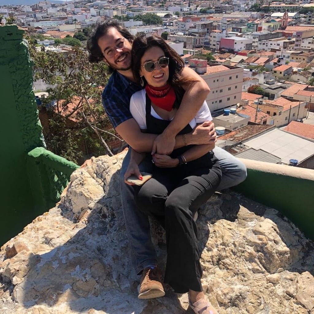 Fátima Bernardes tira folga do Encontro para viajar com o namorado