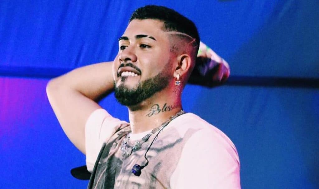 Longe de polêmicas, Kevinho exibe corpo sarado e deixa volume à mostra para tentar despistar escândalos