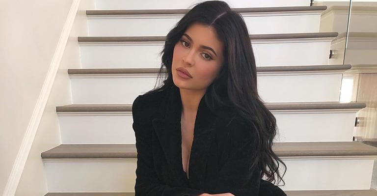 Kylie Jenner escolhe vestido errado para Oscar, não consegue sentar e vira piada mundial