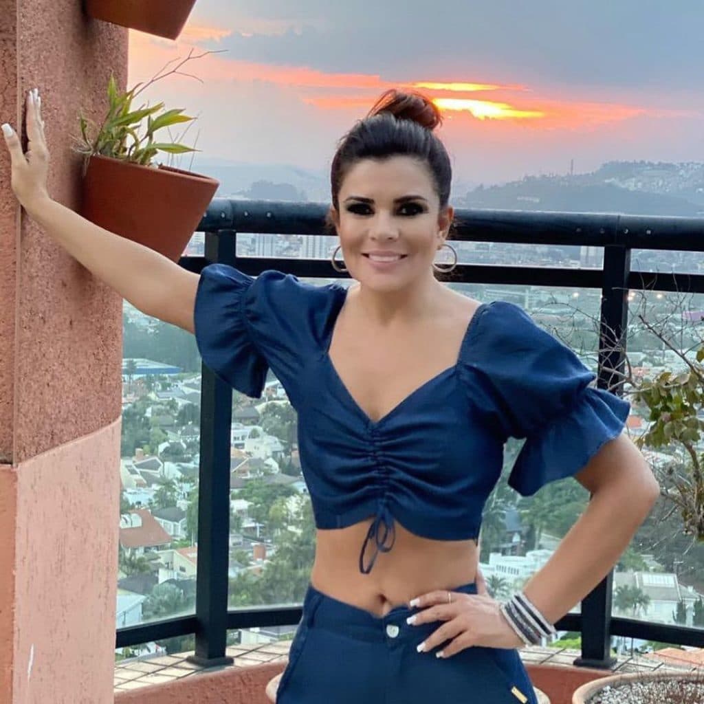 Mara Maravilha é acusada de manipular fotos após posar com barriga de fora: "Photoshop"