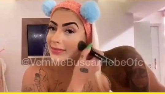 Exato momento em que MC Mirella recebeu o carinho para lá de estranho de seu namorado (Foto: reprodução/Instagram) Exato momento em que MC Mirella recebeu o carinho para lá de estranho de seu namorado (Foto: reprodução/Instagram)