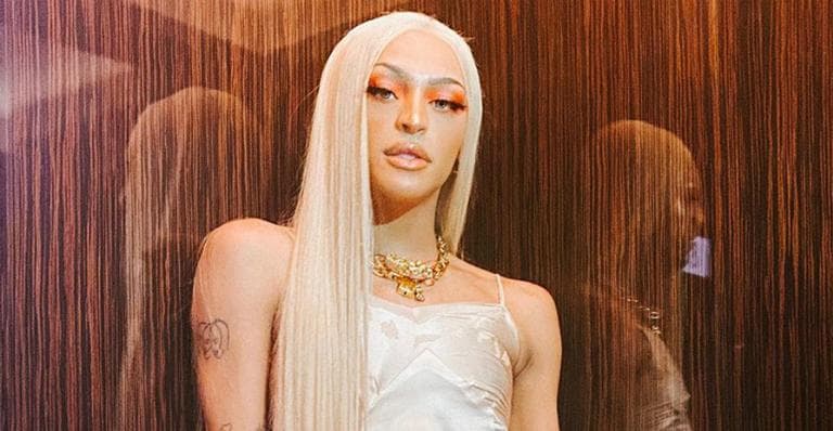 Após aparecer com tapa-sexo minúsculo, Pabllo Vittar surge sensualizando de roupa íntima na Austrália