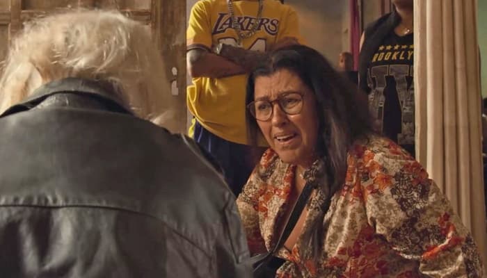 Lurdes (Regina Casé) é surpreendida com revelação de Kátia (Vera Holtz) sobre Domênico (Foto: Reprodução/Globo) Lurdes (Regina Casé) é surpreendida com revelação de Kátia (Vera Holtz) sobre Domênico (Foto: Reprodução/Globo)