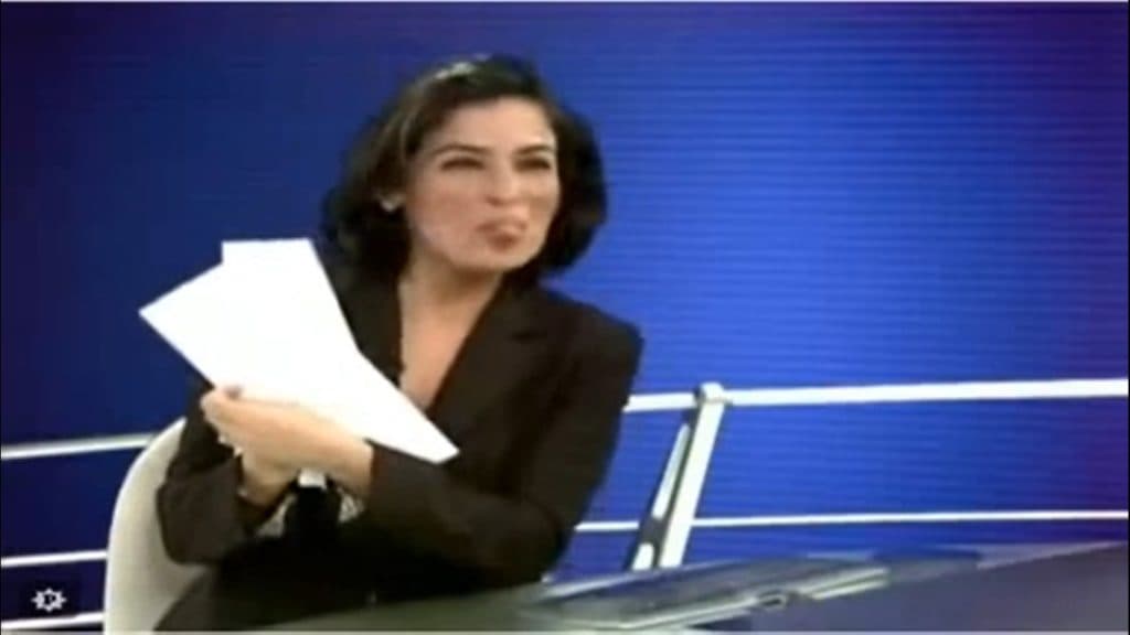 Renata Vasconcellos, durante o intervalo do JN, é pega no flagra