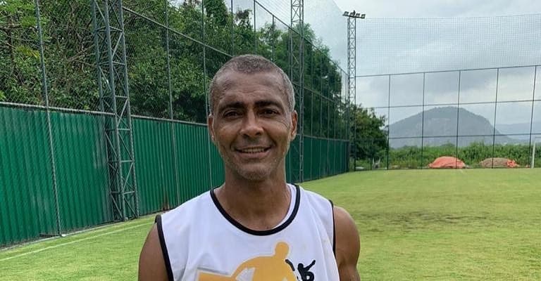 Aos 53 anos, Romário engata relacionamento com morena de 27 anos e casal é flagrado em momento especial