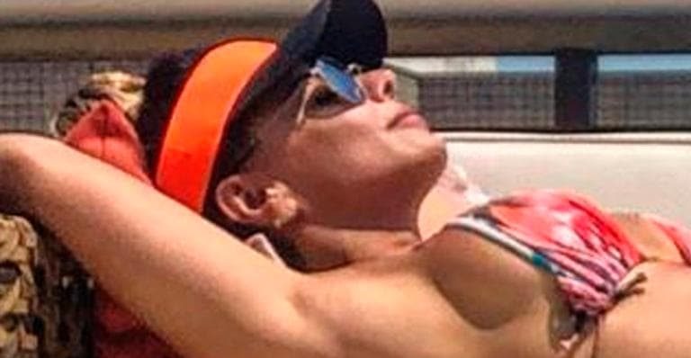 Viviane Araújo surge sexy de biquíni minúsculo e deixa fãs pasmos ao mostrar tamanho avantajado
