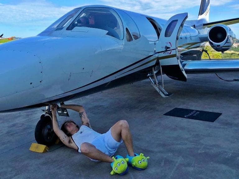 Whindersson Nunes posta clique hilário consertando motor de jatinho particular (Foto: Instagram) Whindersson Nunes posta clique hilário consertando motor de jatinho particular (Foto: Instagram)