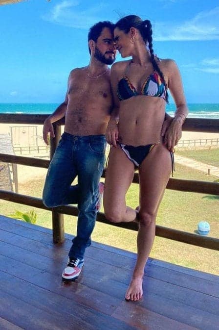 Luciano Camargo surgiu ao lado de Flávia e deixou o corpo sarado à mostra (Foto: Reprodução/ Instagram) Luciano Camargo surgiu ao lado de Flávia e deixou o corpo sarado à mostra (Foto: Reprodução/ Instagram)