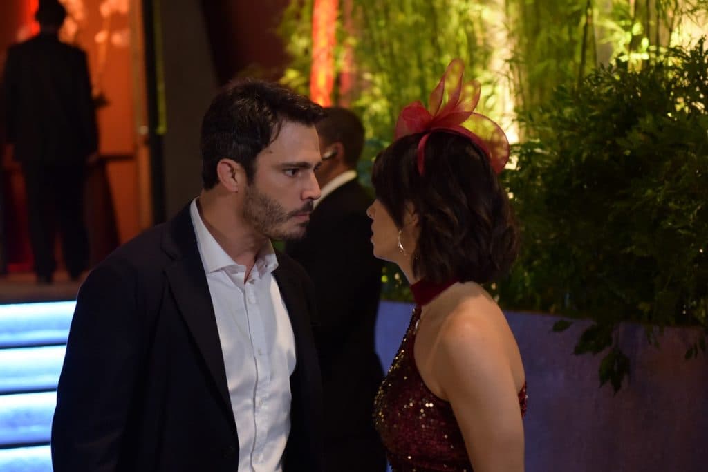 Amor Sem Igual: Tobias se desespera ao ver Ramiro saindo com Donatella e parte para briga