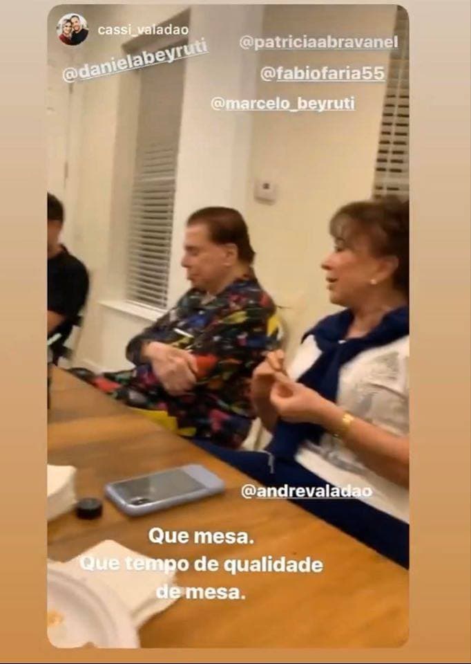 Silvio Santos foi flagrado dormindo durante um jantar em família (Foto: Reprodução/ Instagram) Silvio Santos foi flagrado dormindo durante um jantar em família (Foto: Reprodução/ Instagram)