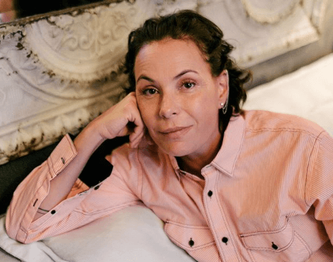 Passada! Prestes a completar 52 anos, Carolina Ferraz causa tumulto ao aparecer completamente pelada