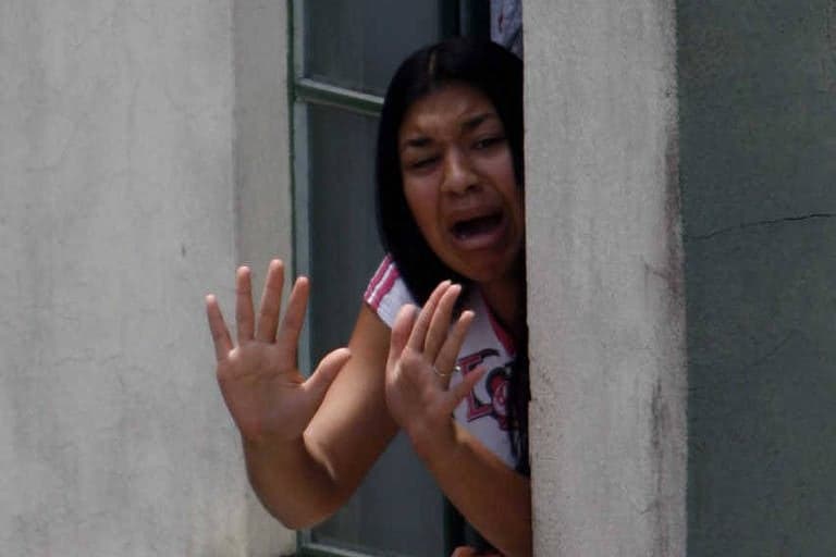 Menina Eloá envia carta morta e protege namorado, acusado de dar tiro na cabeça dela, com nova versão