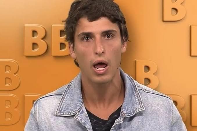 Vish! Pai de Felipe, do BBB 20, vê fotos do filho fazendo sexo oral em outro homem, se revolta e rasga o verbo