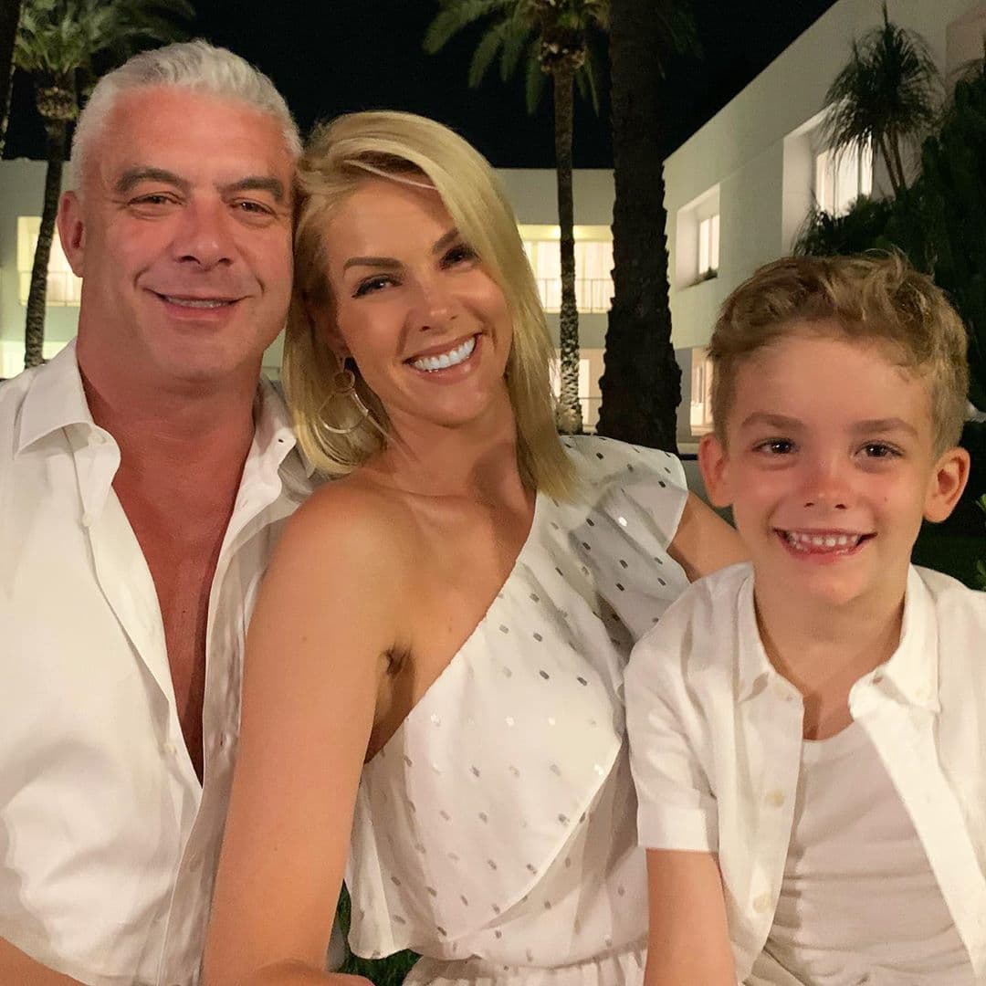 Ana e sua linda família no ano novo de 2019 para 2020 (Foto: Reprodução/Instagram) Ana e sua linda família no ano novo de 2019 para 2020 (Foto: Reprodução/Instagram)