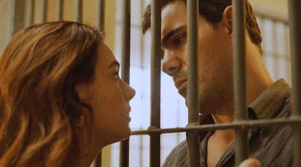 Betina da novela Amor de Mãe encontra com Magno eles estão separados por grades Betina da novela Amor de Mãe encontra com Magno eles estão separados por grades