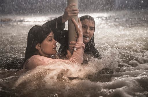 Alexia (Deborah Secco) e Kyra (Vitória Strada) se protegem da correnteza Alexia (Deborah Secco) e Kyra (Vitória Strada) se protegem da correnteza