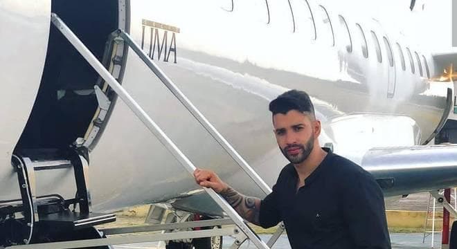 Gusttavo Lima e o seu antigo jatinho (Foto: Reprodução/Instagram) Gusttavo Lima e o seu antigo jatinho (Foto: Reprodução/Instagram)