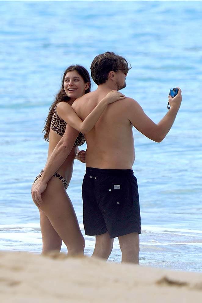 Leonardo DiCaprio curte praia com namorada com direito a mão boba (Foto: Reprodução) Leonardo DiCaprio curte praia com namorada com direito a mão boba (Foto: Reprodução)