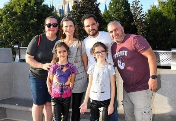 Em meio a escândalo com ex-mulher, Luciano Camargo curte férias na Disney com família