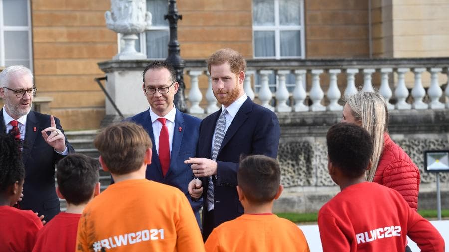 Após afastamento da monarquia, Príncipe Harry apareceu pela primeira vez publicamente em último compromisso real