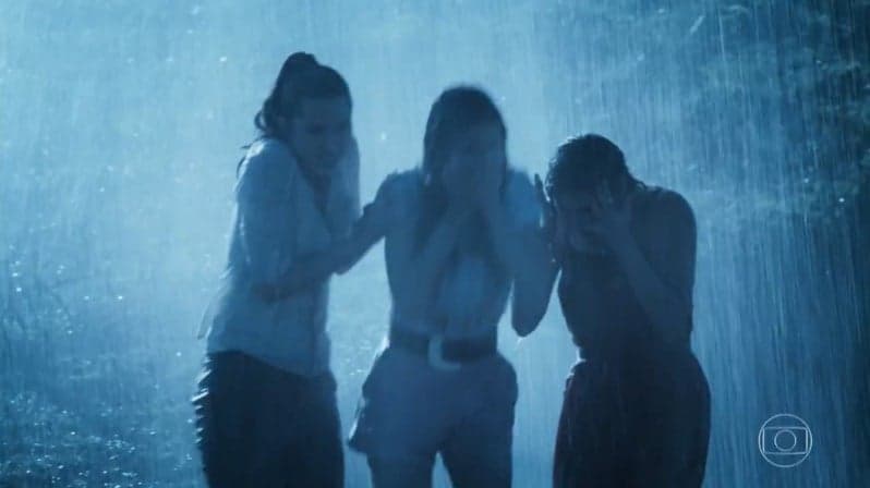 Luna (Juliana Paiva), Kyra (Vitória Strada) e Alexia (Deborah Secco) flagram assassinato em Salve-se Quem Puder (Foto: Reprodução/Globo) Luna (Juliana Paiva), Kyra (Vitória Strada) e Alexia (Deborah Secco) flagram assassinato em Salve-se Quem Puder (Foto: Reprodução/Globo)