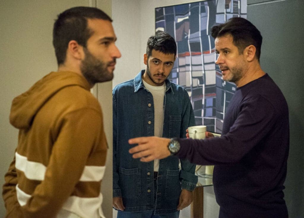 Amor de Mãe: Raul se aproxima de Sandro e entra em guerra com o outro filho Vinícius