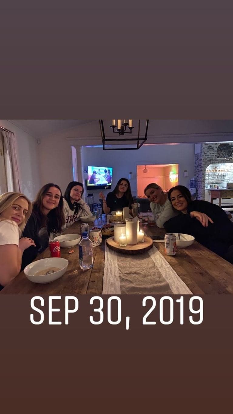 Selena Gomez com suas amigas no dia do casamento de Justin Bieber (Foto: Reprodução) Selena Gomez com suas amigas no dia do casamento de Justin Bieber (Foto: Reprodução)