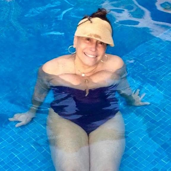 Susana Vieira encanta seguidores ao surgir só de maiô curtindo a folga na piscina (Foto: Reprodução) Susana Vieira encanta seguidores ao surgir só de maiô curtindo a folga na piscina (Foto: Reprodução)