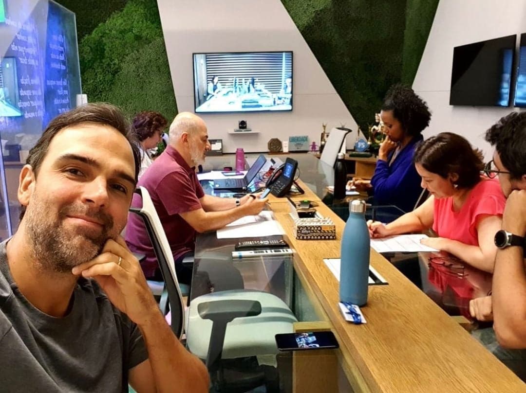 Tadeu Schmidt publicou uma imagem dos bastidores do Fantástico, onde Maju Coutinho aparece (Foto: Reprodução/Instagram) Tadeu Schmidt publicou uma imagem dos bastidores do Fantástico, onde Maju Coutinho aparece (Foto: Reprodução/Instagram)