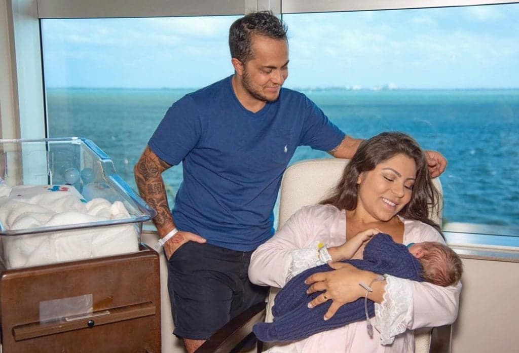 Lindos! Esposa de Thammy Miranda, Andressa Ferreira mostra amamentação e primeiro passeio de Bento